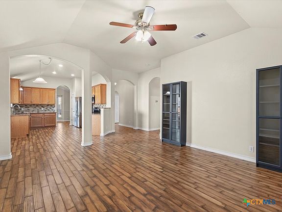 3rd image of 416 Roadrunner Ave
