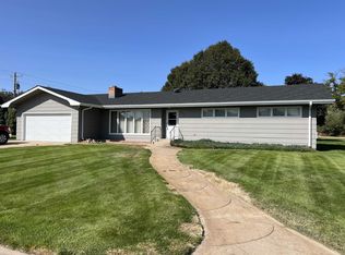 208 W 12th St, Imperial, NE 69033