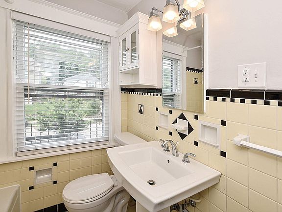 5th image of 3740 Drakewood Dr #B