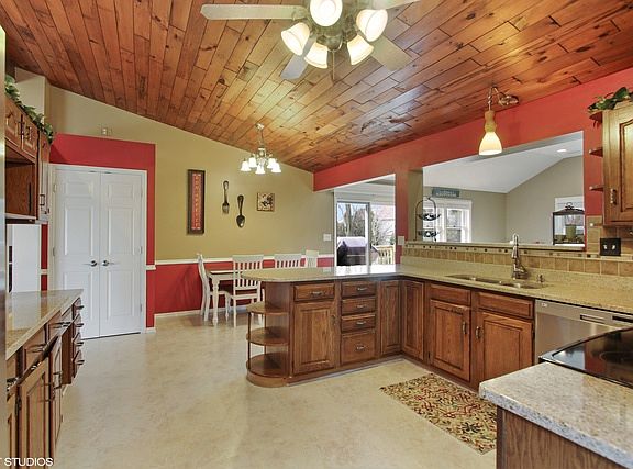 4th image of 191 Foxfire Dr