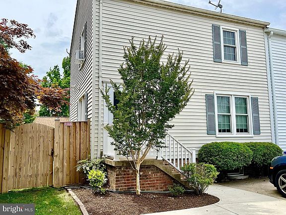 5th image of 2704 Kenwood Ave