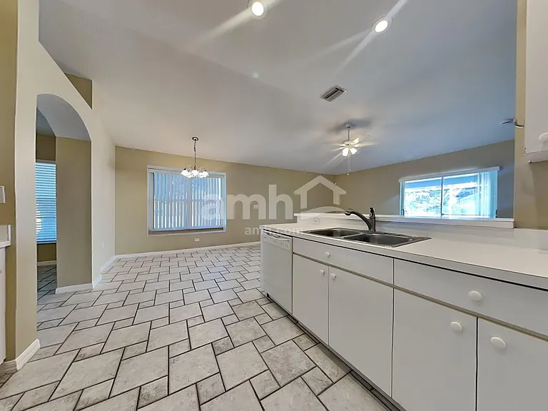 10419 Salisbury St — Photo 4