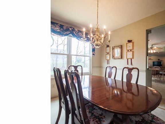 4th image of 17 Woodbridge Cir