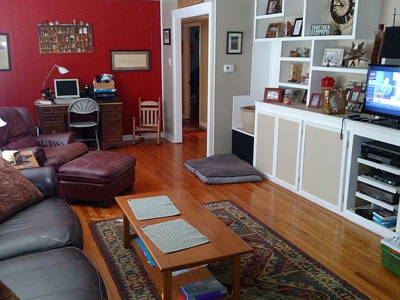 Lg Living room w/ built-ins