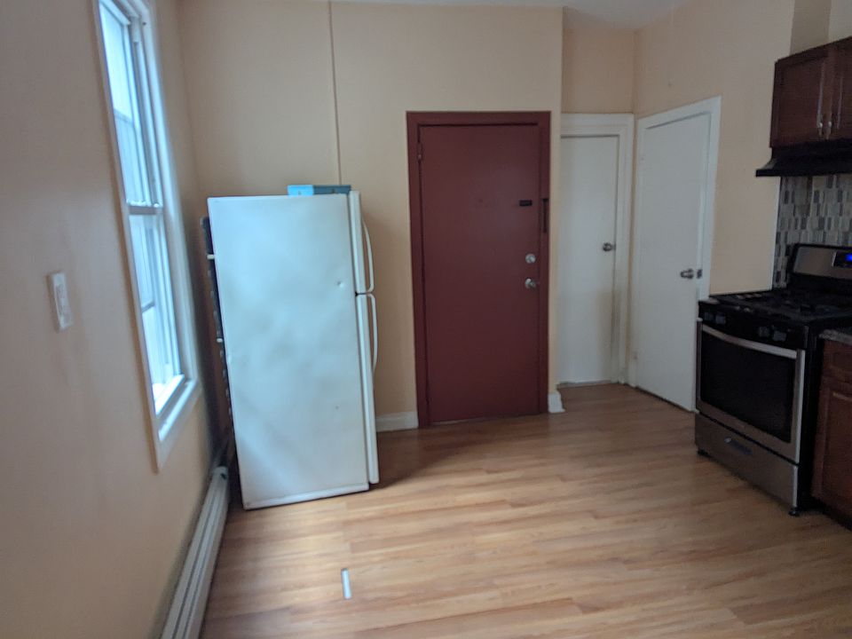 2nd image of 98 Van Nostrand Ave #2