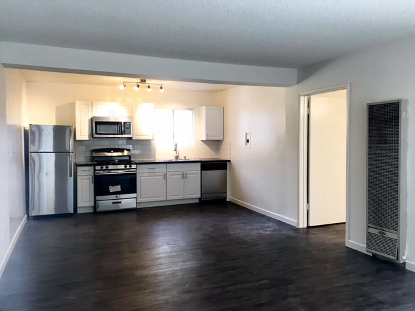140 N Hoover St — Photo 2