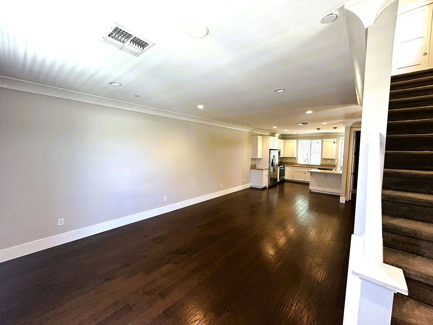 Spacious 4-Bedroom Home with Private In-Law Suite in Sacramento — Photo 3