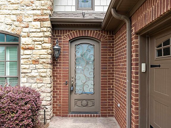 3rd image of 422 Oxford Way