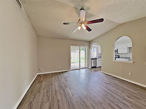 3rd image of 1403 Amhurst Dr