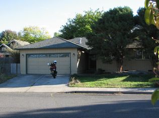 225 Sweetbriar Dr, Talent, OR 97540