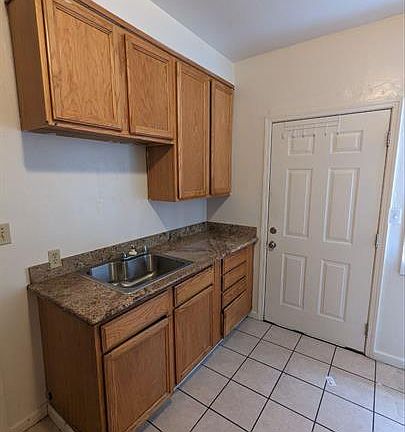 3rd image of 8425 Macarthur Blvd