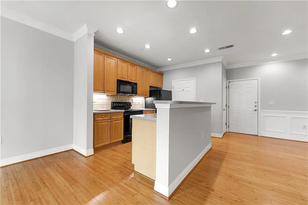 1 bed, 869 sqft, $1,695 — Photo 1