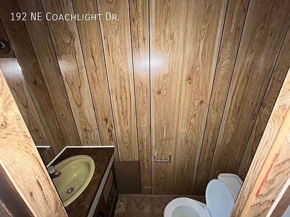 4th image of 192 NE Coachlight Dr