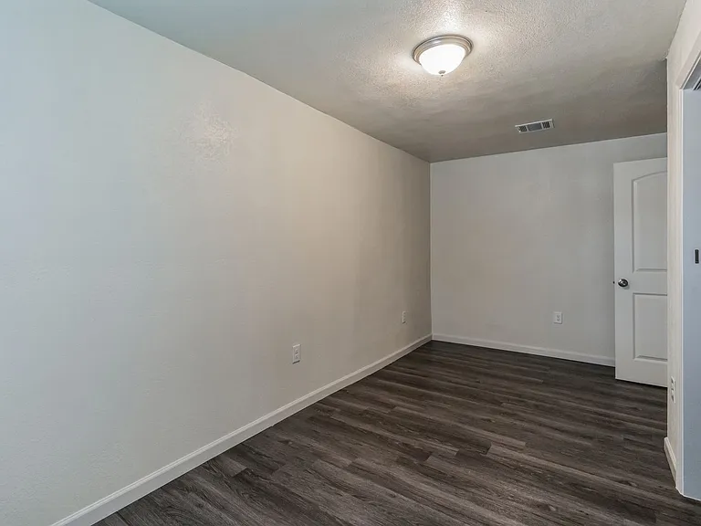 101 W Schreiner St — Photo 19