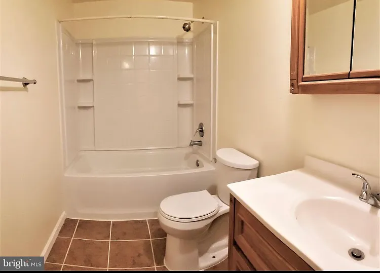 147 Larchwood Ct — Photo 3