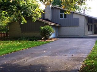 2100 S Woodshire Dr, New Berlin, WI 53151