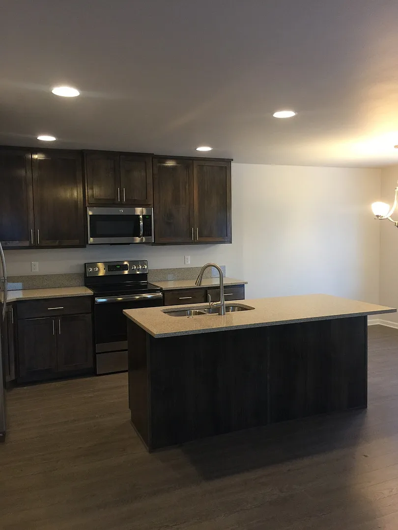 SE Newer Townhouse, 3 Bedrooms, 2 1/2 Baths, Garage, Gas Heat, Patio, Pet Considered — Photo 3