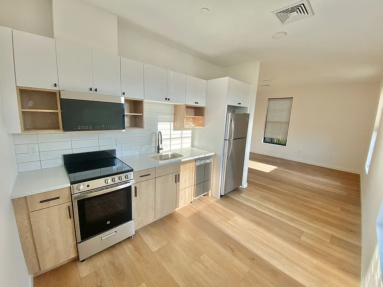 104 Howe St — Photo 39