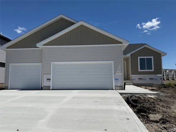 885 11th St, Waukee, IA 50263