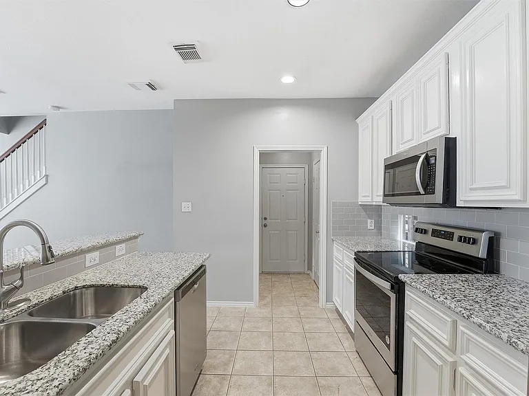 1507 Sutton St — Photo 8