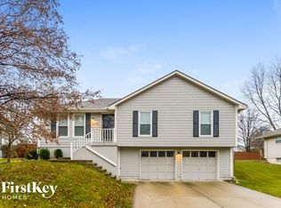 2409 NE Dale Hunter Dr, Lees Summit, MO 64086