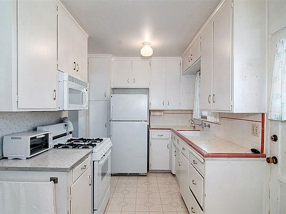 2nd image of 2654 Bonita St