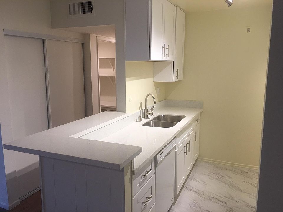 1st image of 18620 Hatteras St Unit 282