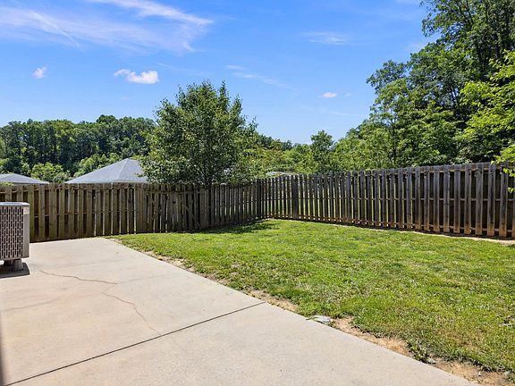 4th image of 872 Camelot Ln