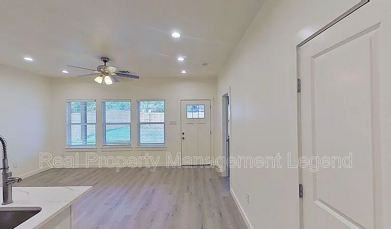 1009 Dubois St — Photo 18