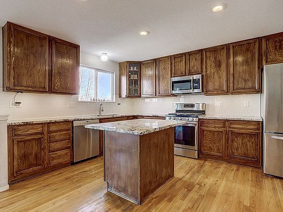 Big kitchen with new granite