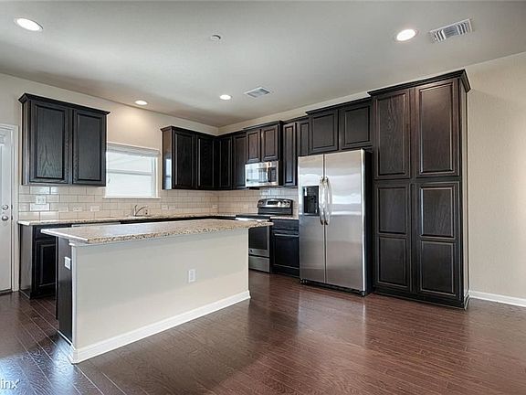 5th image of 804 Lost Pines Ln