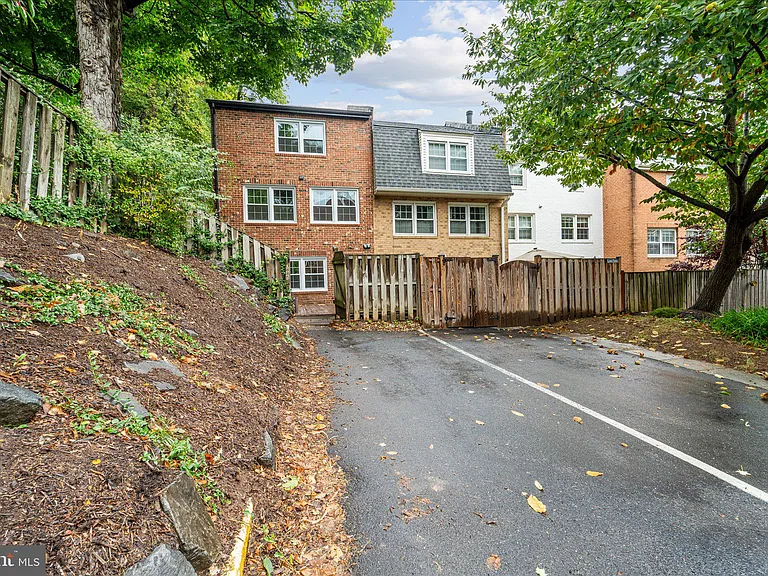 3885 Chain Bridge Rd — Photo 42