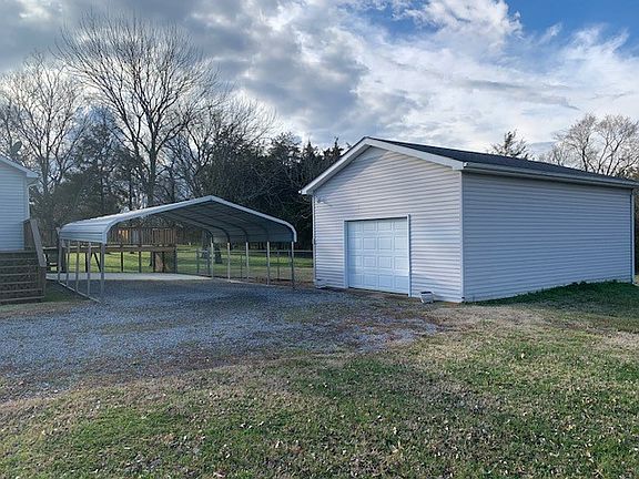 3rd image of 120 Whiteside Ln