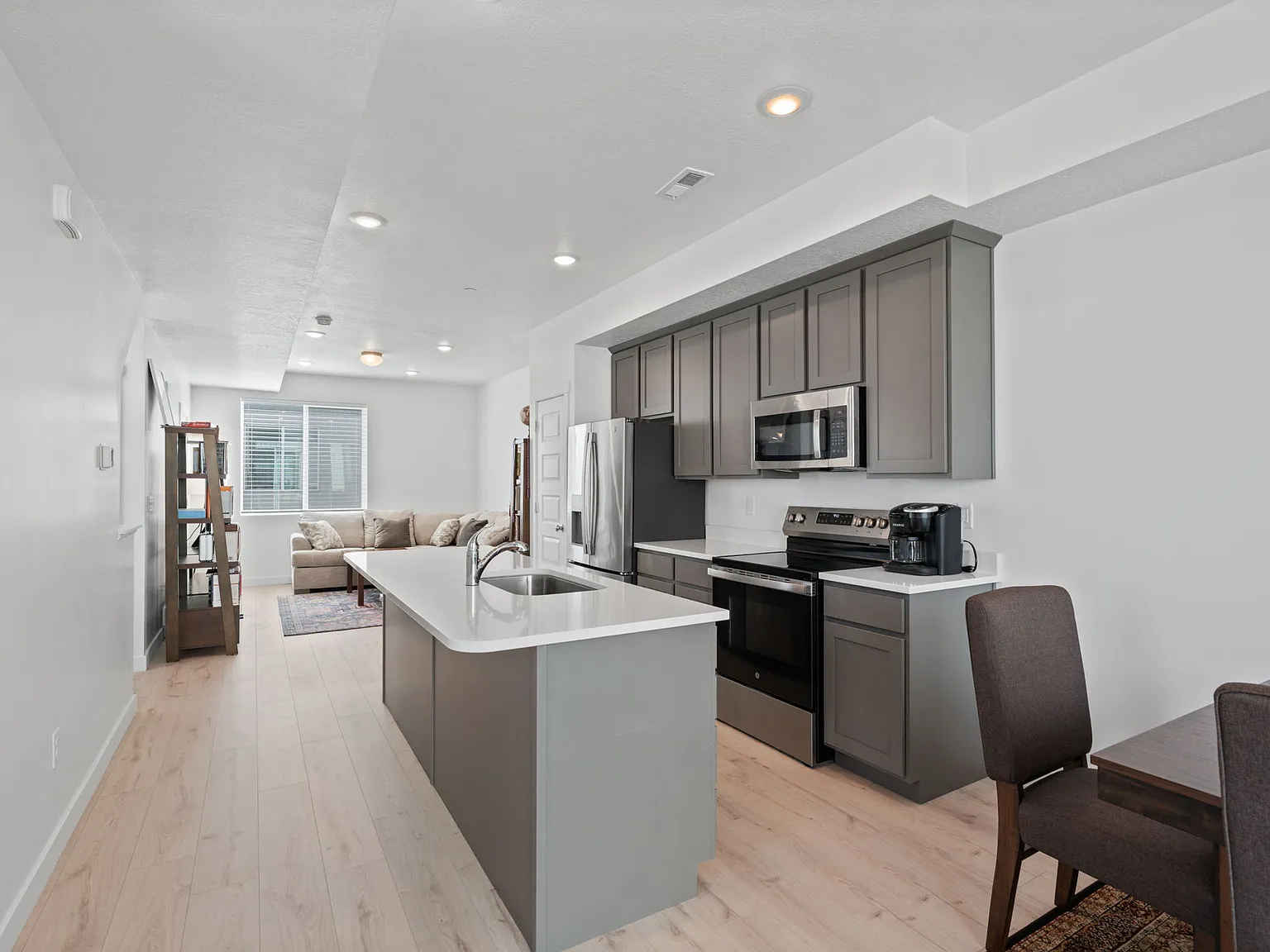 2 bed, 2.5 bath, 1250 sqft, $2,250 — Photo 2