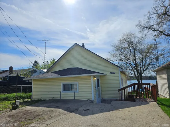 2219 Gray Rd, Lapeer, MI 48446