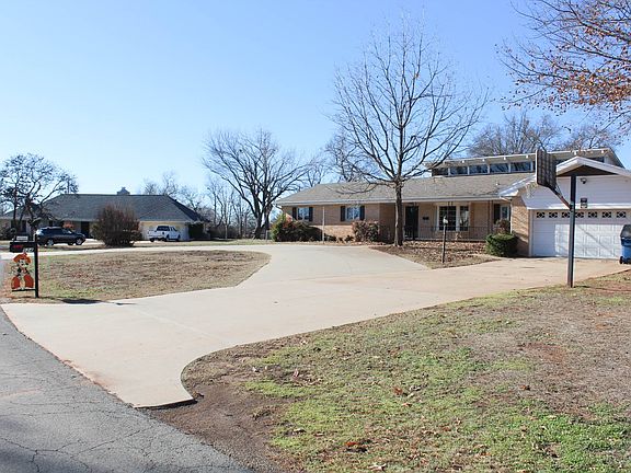 3rd image of 524 N Skyline Ln