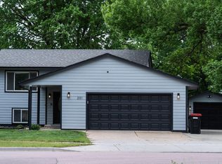 201 S Cardinal Dr, Brandon, SD 57005