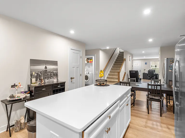 913 Leyburn Ln — Photo 20