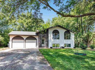 1967 Sylvan Dr, Green Bay, WI 54313