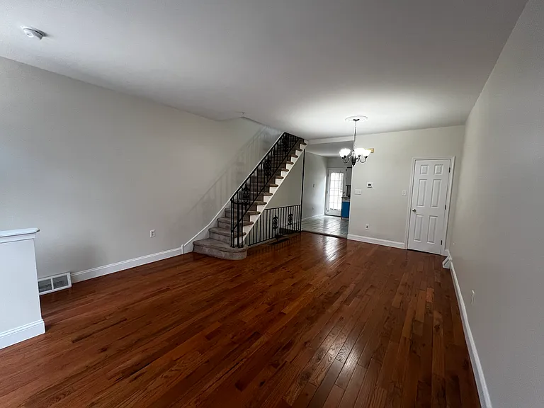 1805 Daly St — Photo 3