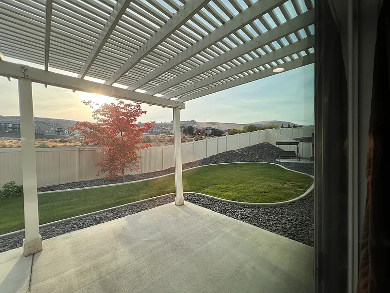 665 Hunter St — Photo 8