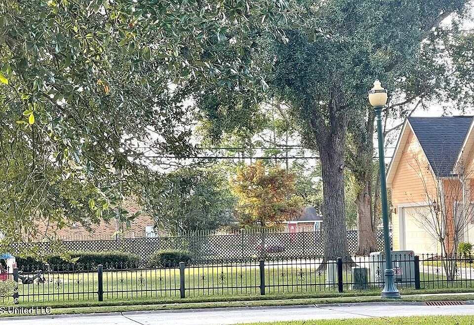 1st image of 5 Garden District Pl #5