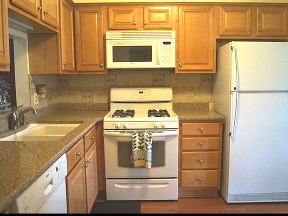5th image of 1011 Stockton Ct