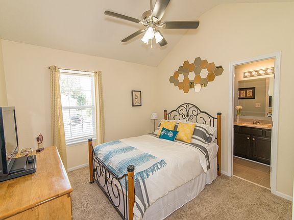 4th image of 5614 NW Plantation Dr #203-B