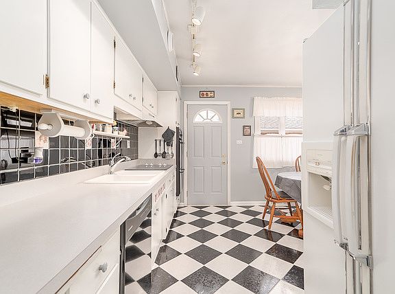 4th image of 10424 S Millard Ave