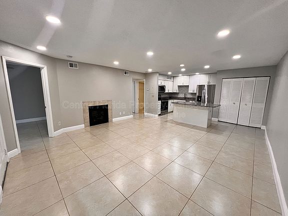 4th image of 300 Lakepointe Dr Unit 103