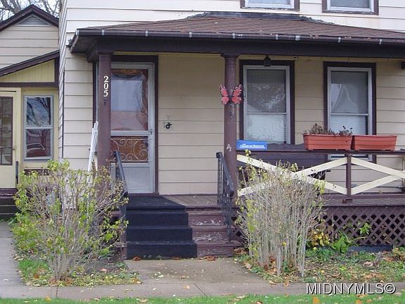 3rd image of 205 Charlotte St