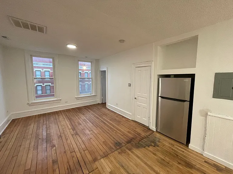 1450 W 18th St — Photo 5