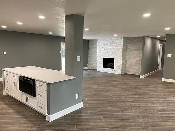 4th image of 3341 Camelot Dr