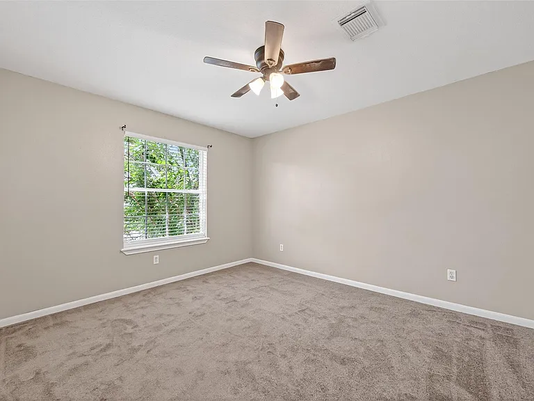 232 Doncaster St — Photo 42